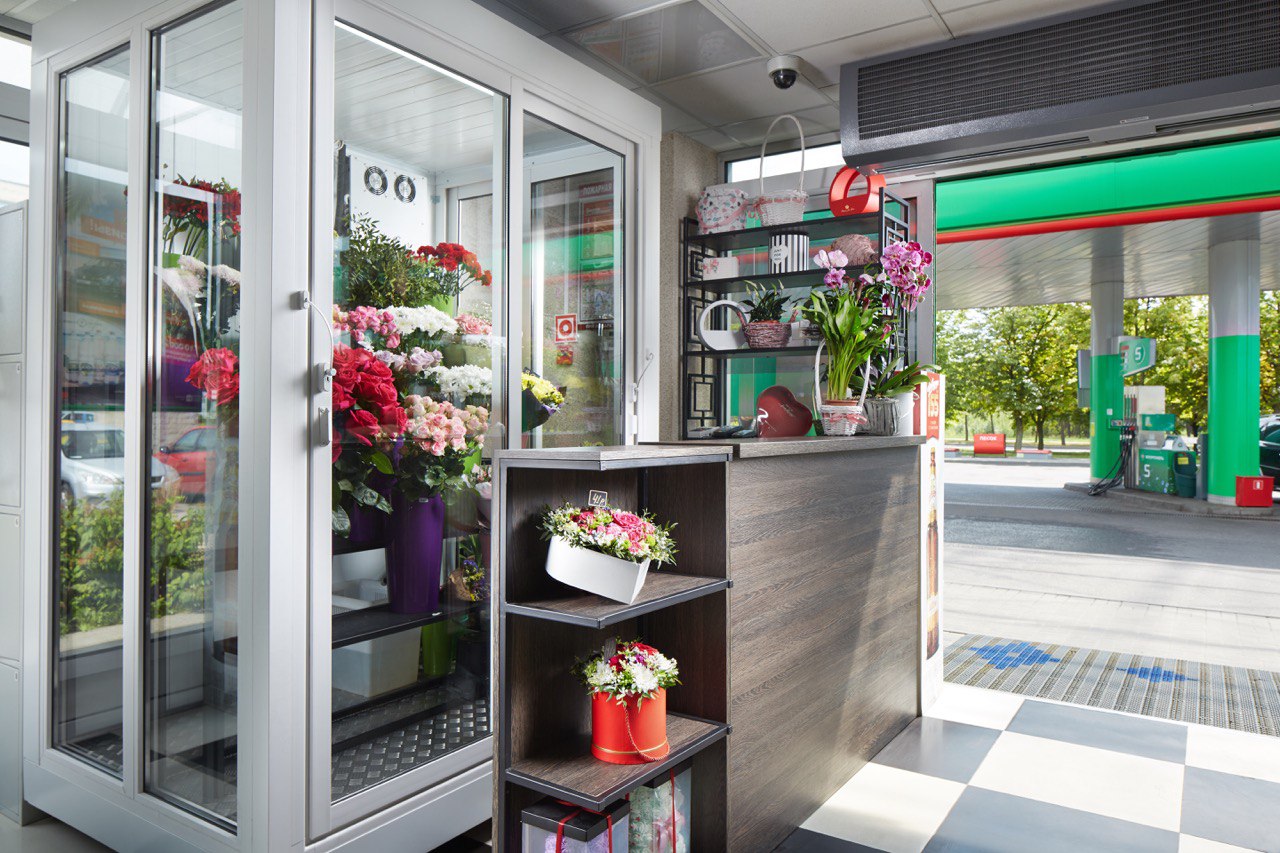 Цветочный магазин температура. Мини магазин цветов. Маленький цветочный магазин. Цветочный бутик интерьер. Интерьер небольшого цветочного магазина.