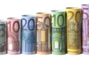 свернутые банкноты евро